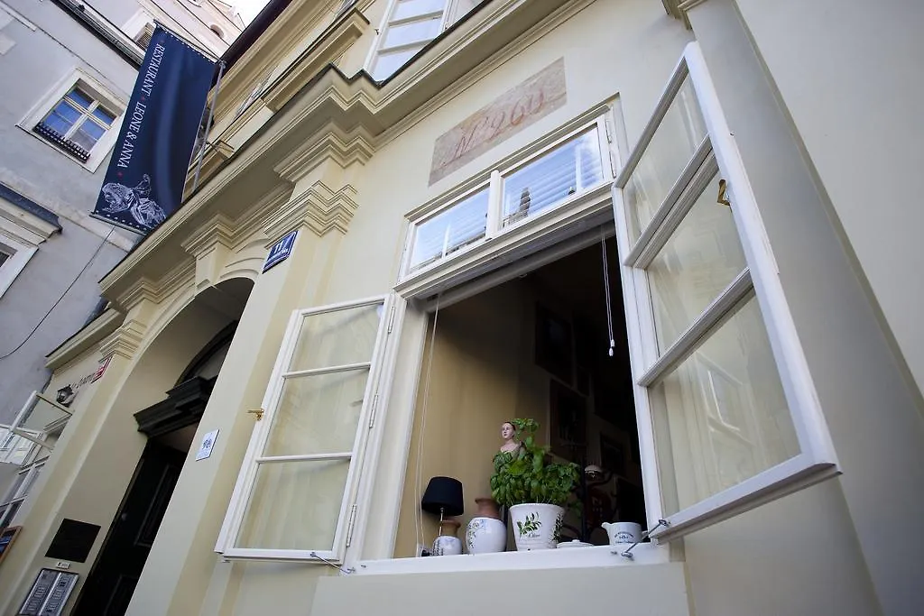 Little Town Budget Hotel Prága