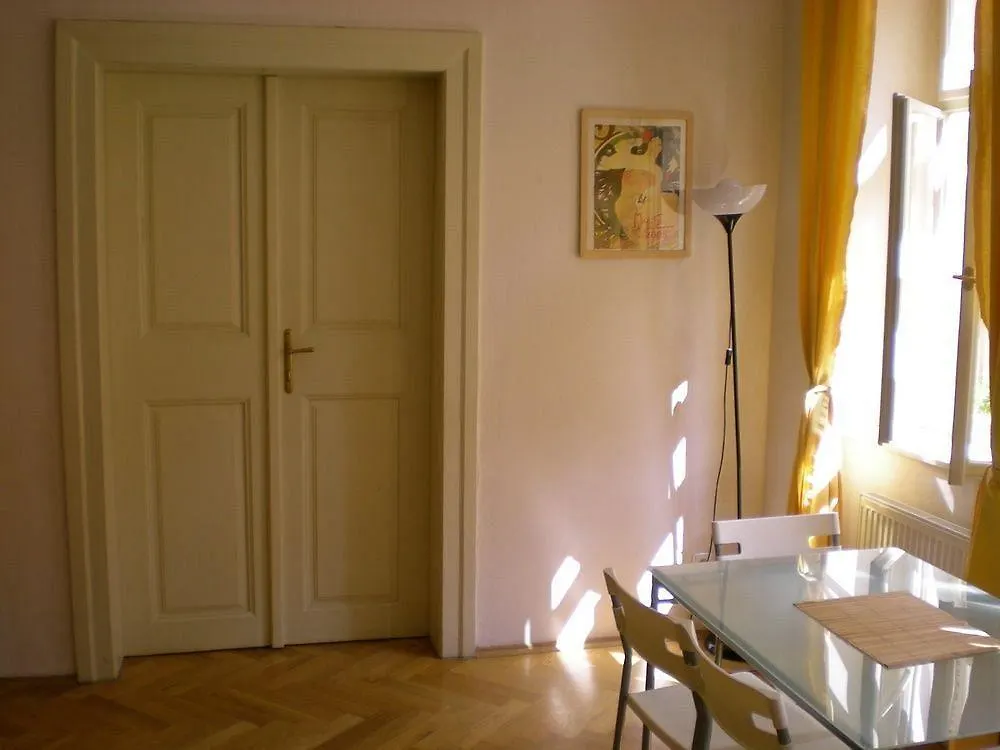 Little Town Budget Hotel Prága