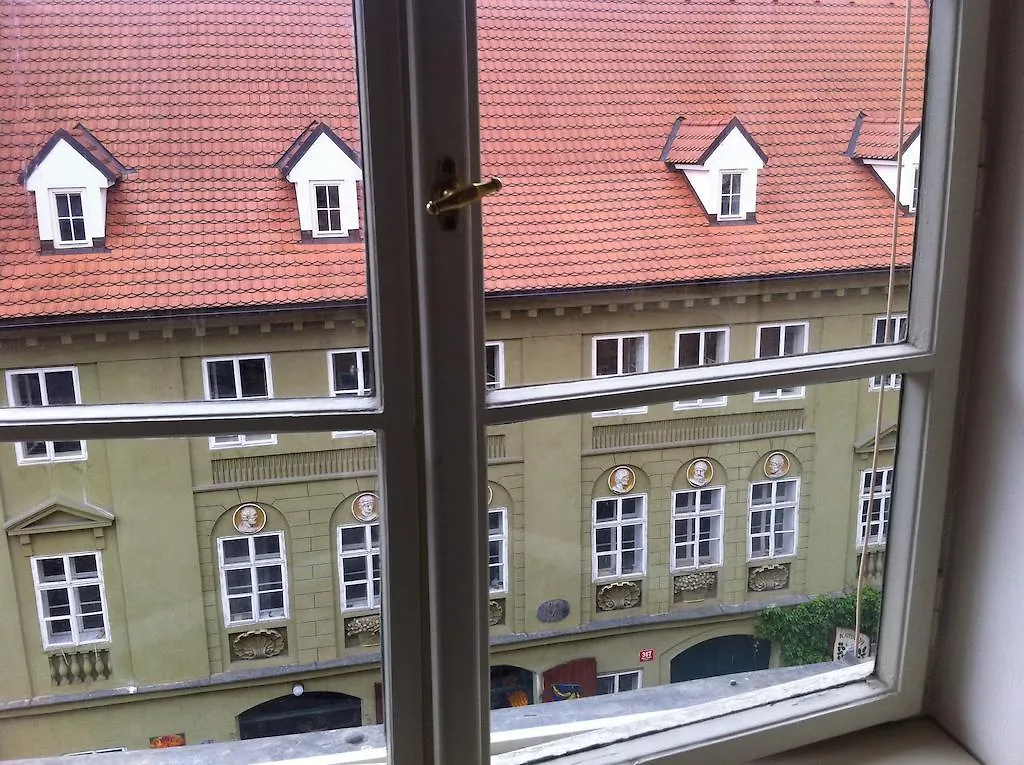 Little Town Budget Hotel Prága