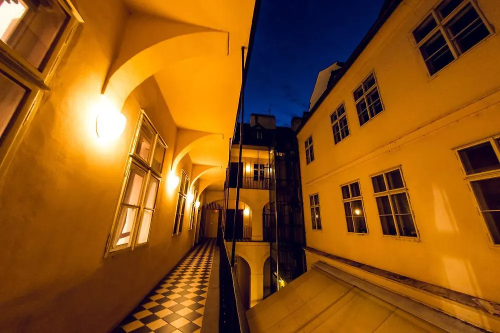 Little Town Budget Hotel Prága