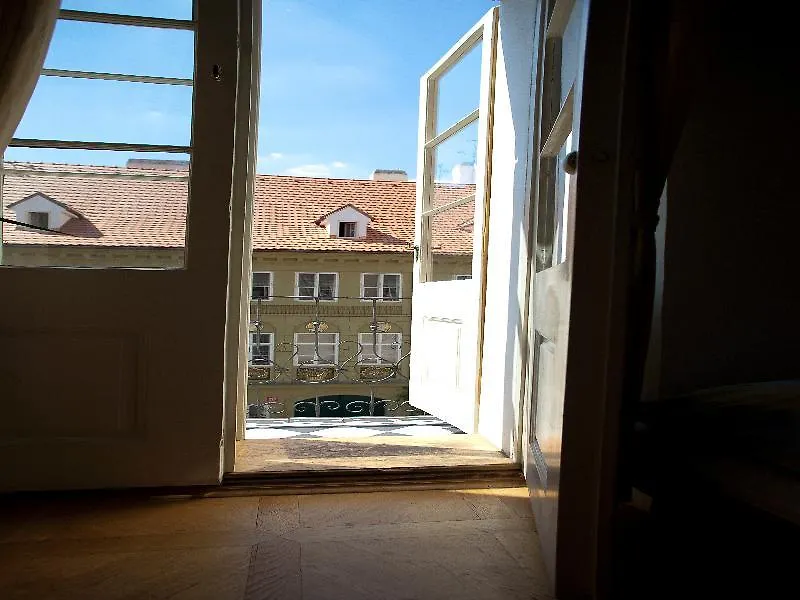 Little Town Budget Hotel Prága