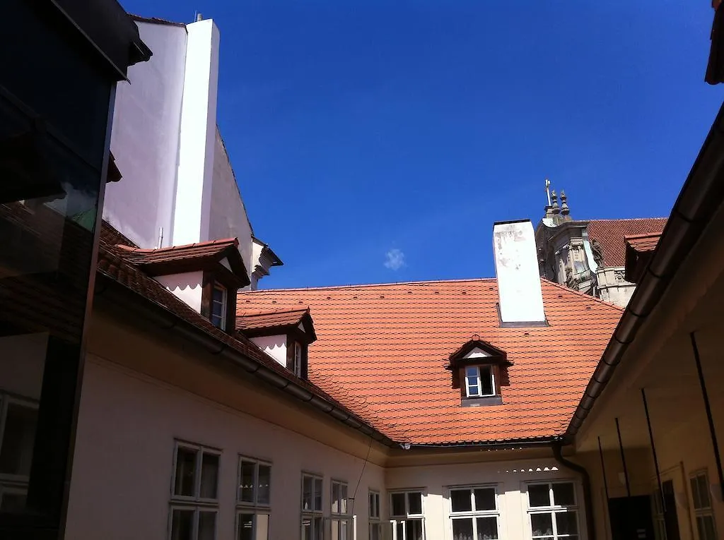 Little Town Budget Hotel Prága